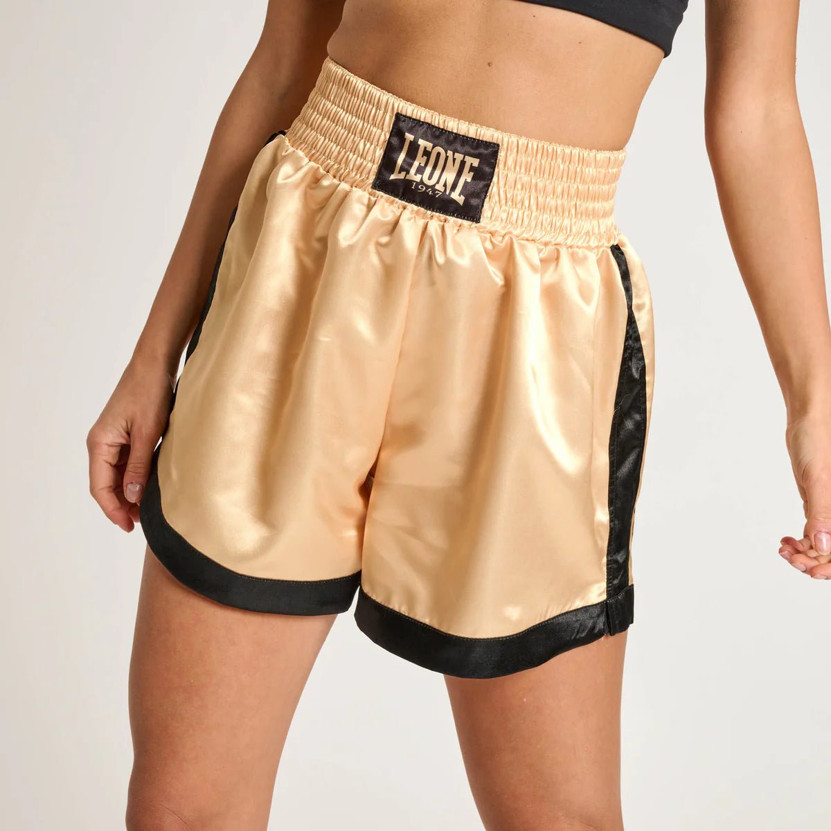 Vista frontal del pantalón corto Leone 1947 DNA en color dorado con acabado brillante y diseño refinado