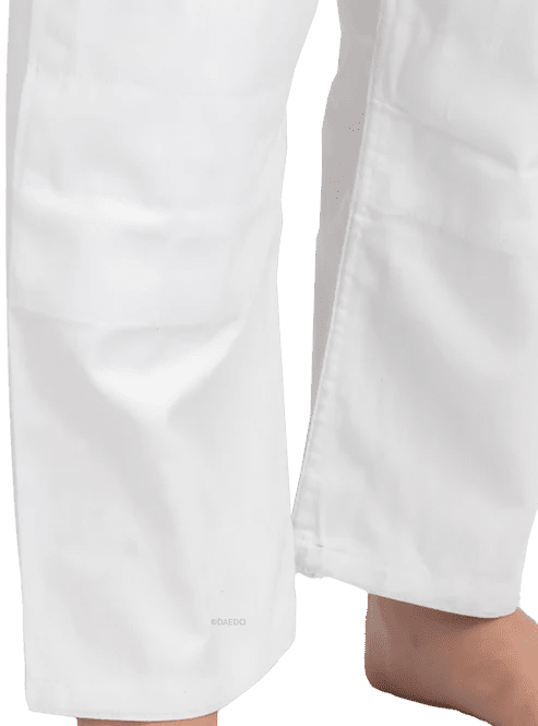 Daedo Gold Judogi trousers with elastic waist and extra protections on the knees.