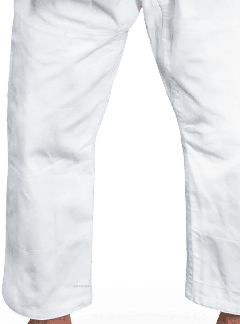 Pantalone del Judogi Daedo Elite bianco con elastico in vita e rinforzi sulle ginocchia.