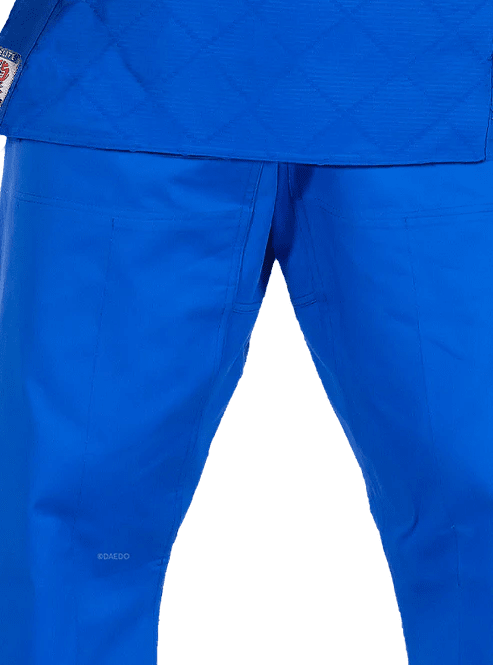 Pantalone tecnico blu del Judogi Daedo Elite con taglio ergonomico per massima libertà di movimento.