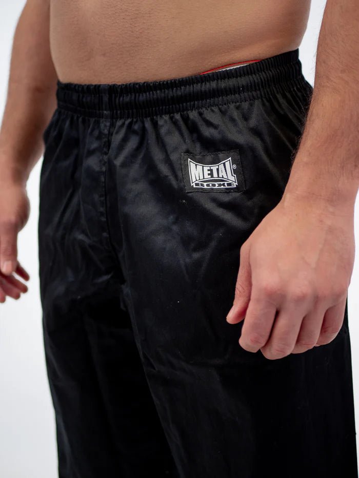 Detalle del tejido de algodón y cintura elástica del pantalón Karate Metal Boxing
