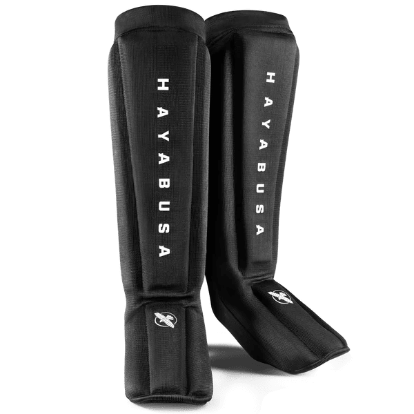 Par de espinilleras tipo calcetín Hayabusa Core negras para MMA, vista frontal