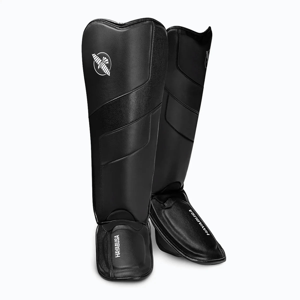 Paratibia a calza Hayabusa T3 Full Back neri, vista frontale dell'attrezzatura professionale da Kickboxing.
