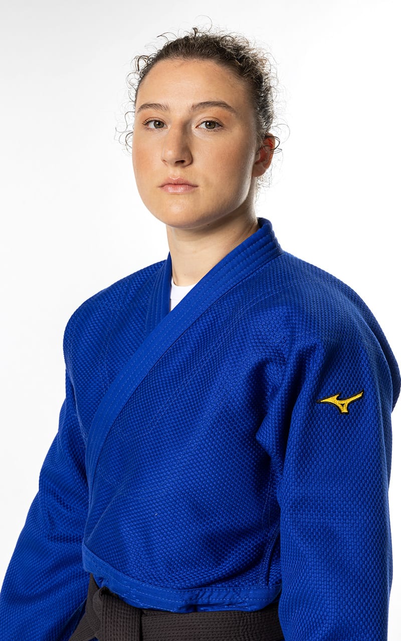 Primo piano del tessuto tecnico rinforzato e del bavero della giacca Mizuno Yusho blu.