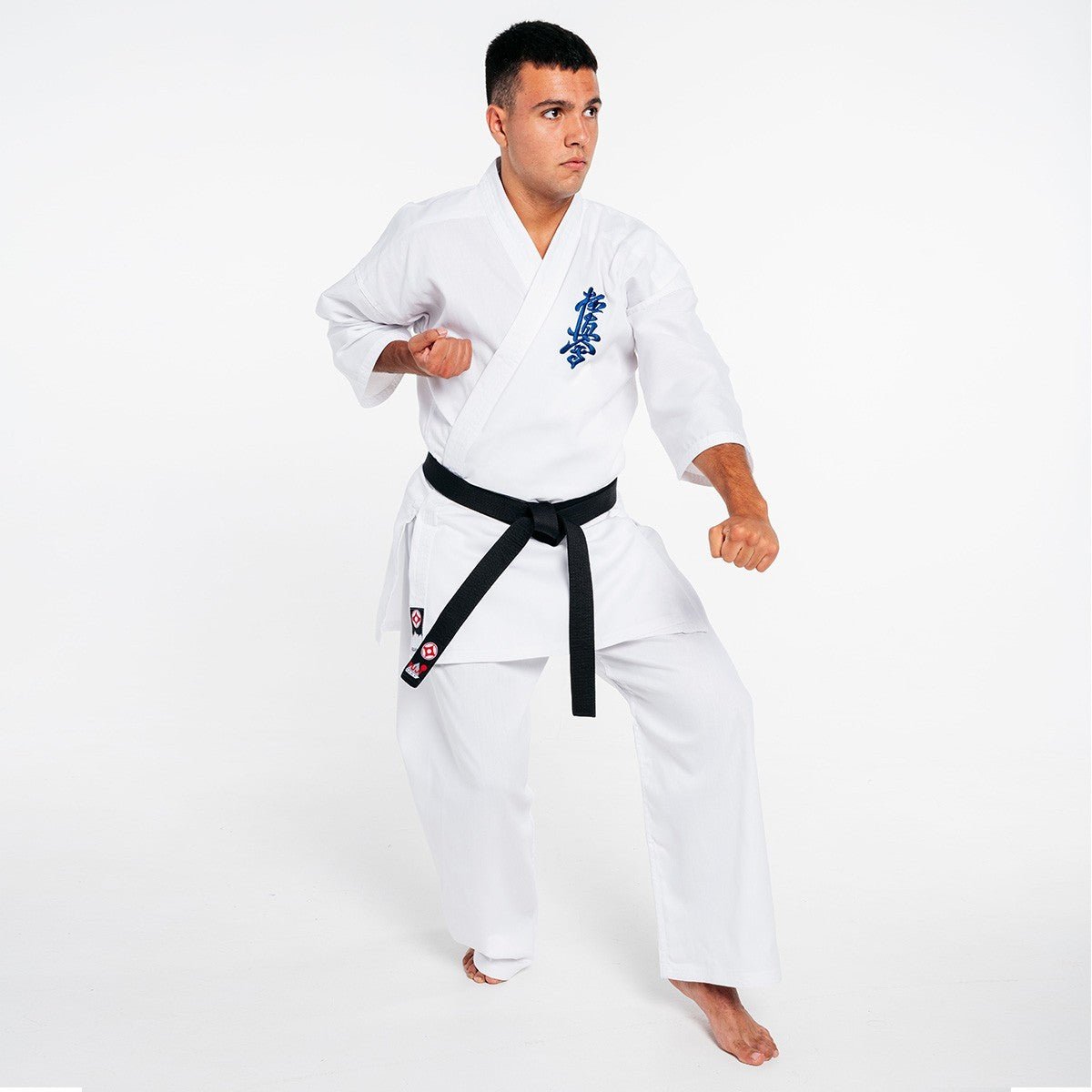 Kimono de Karate básico Kyokushin Fujimae blanco para principiantes, vista frontal completa.