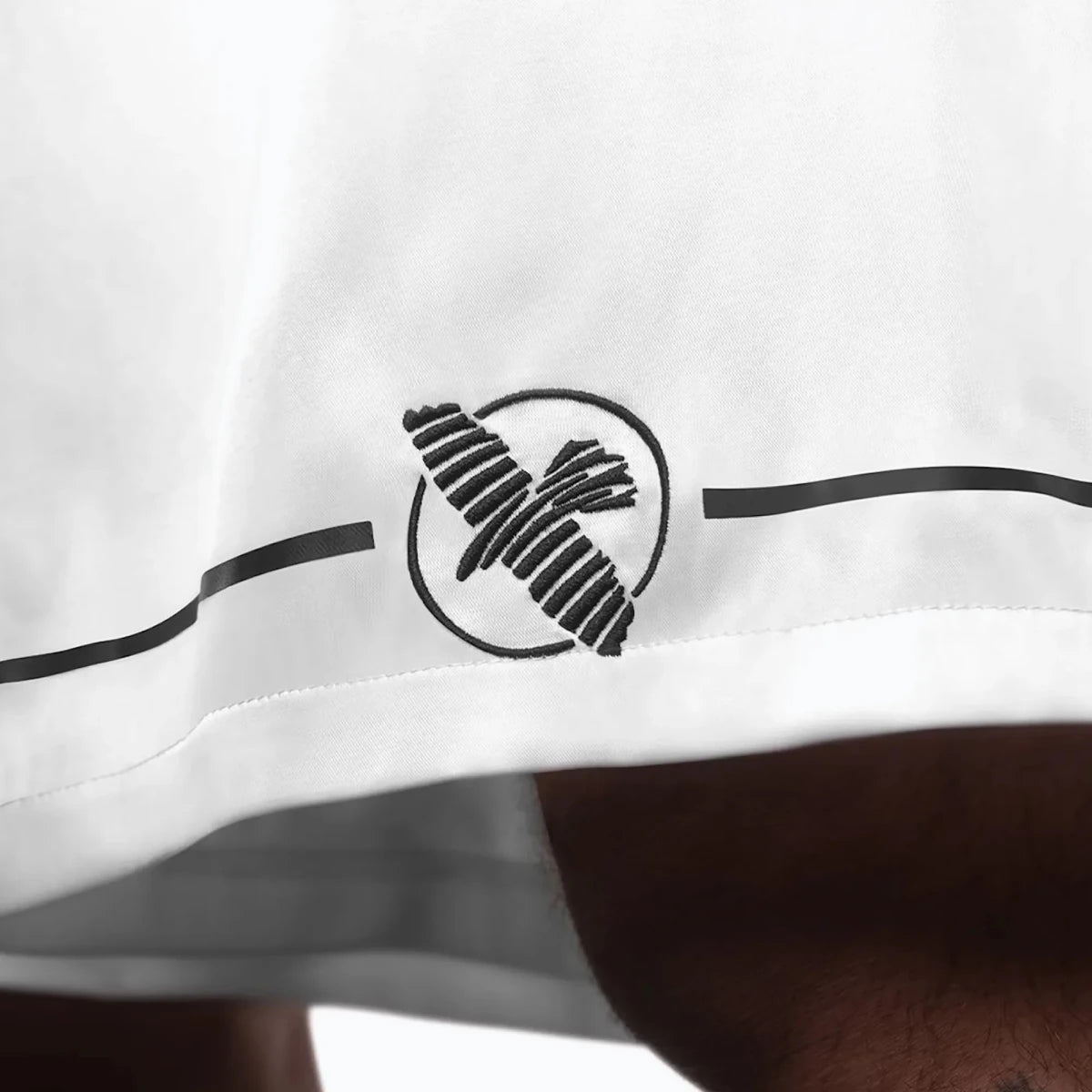 Patch bordado com logotipo da Hayabusa em shorts de boxe branco