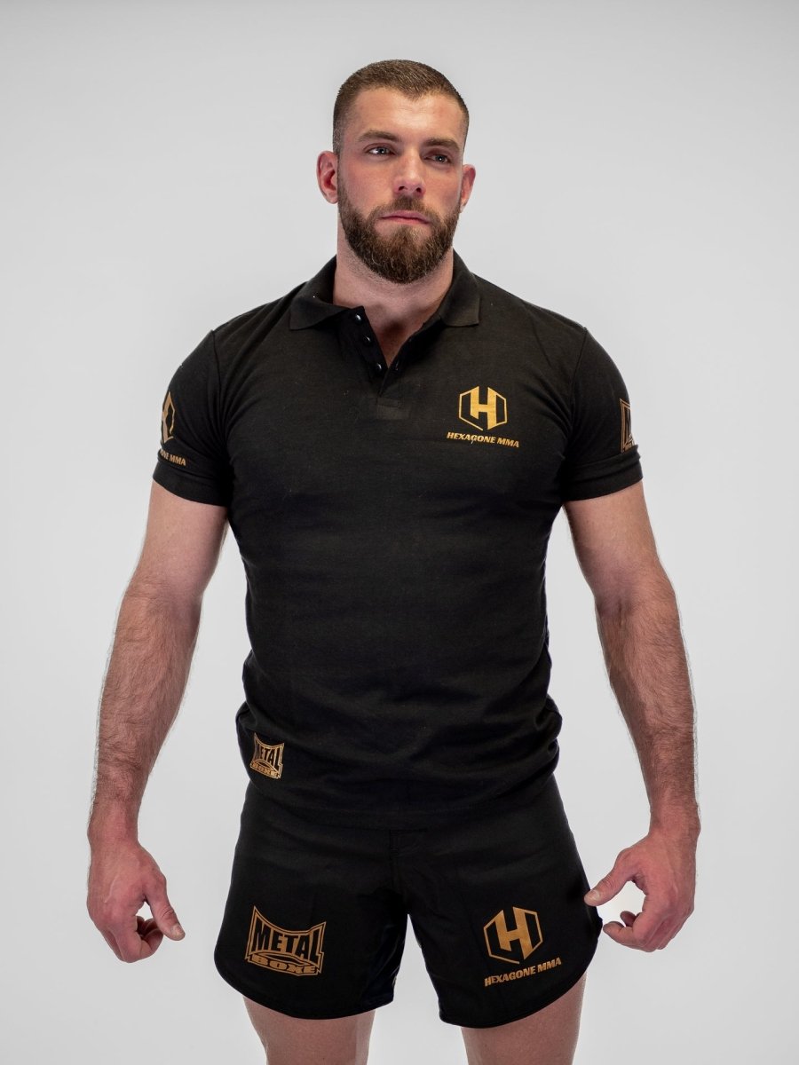 Vista frontal polo Metal Boxing Hexagon MMA negro en piqué de algodón con logos oficiales