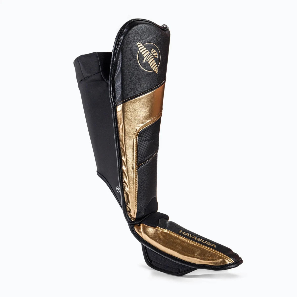 Dettaglio dei loghi dorati e delle finiture premium sui paratibia Hayabusa T3 Black Gold.