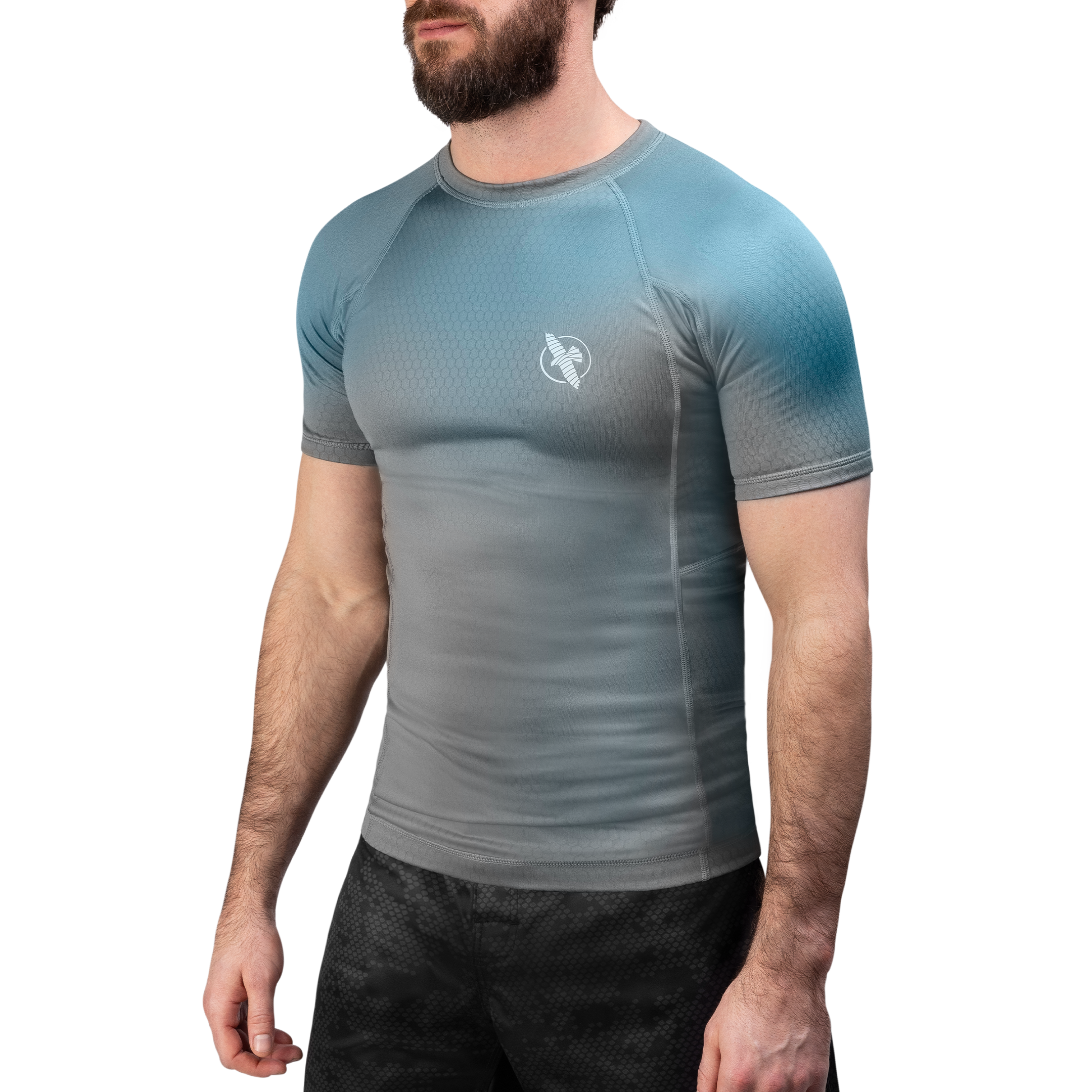 Vista frontale della rash guard Hayabusa Fusion grigia e azzurra, vestibilità ultra-form ad alte prestazioni