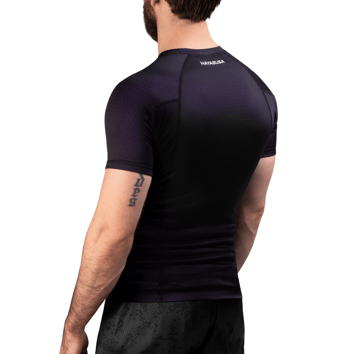 La vista trasera del protector contra erupciones Hayabusa Fusion negro/morado resalta el diseño ergonómico de 8 paneles