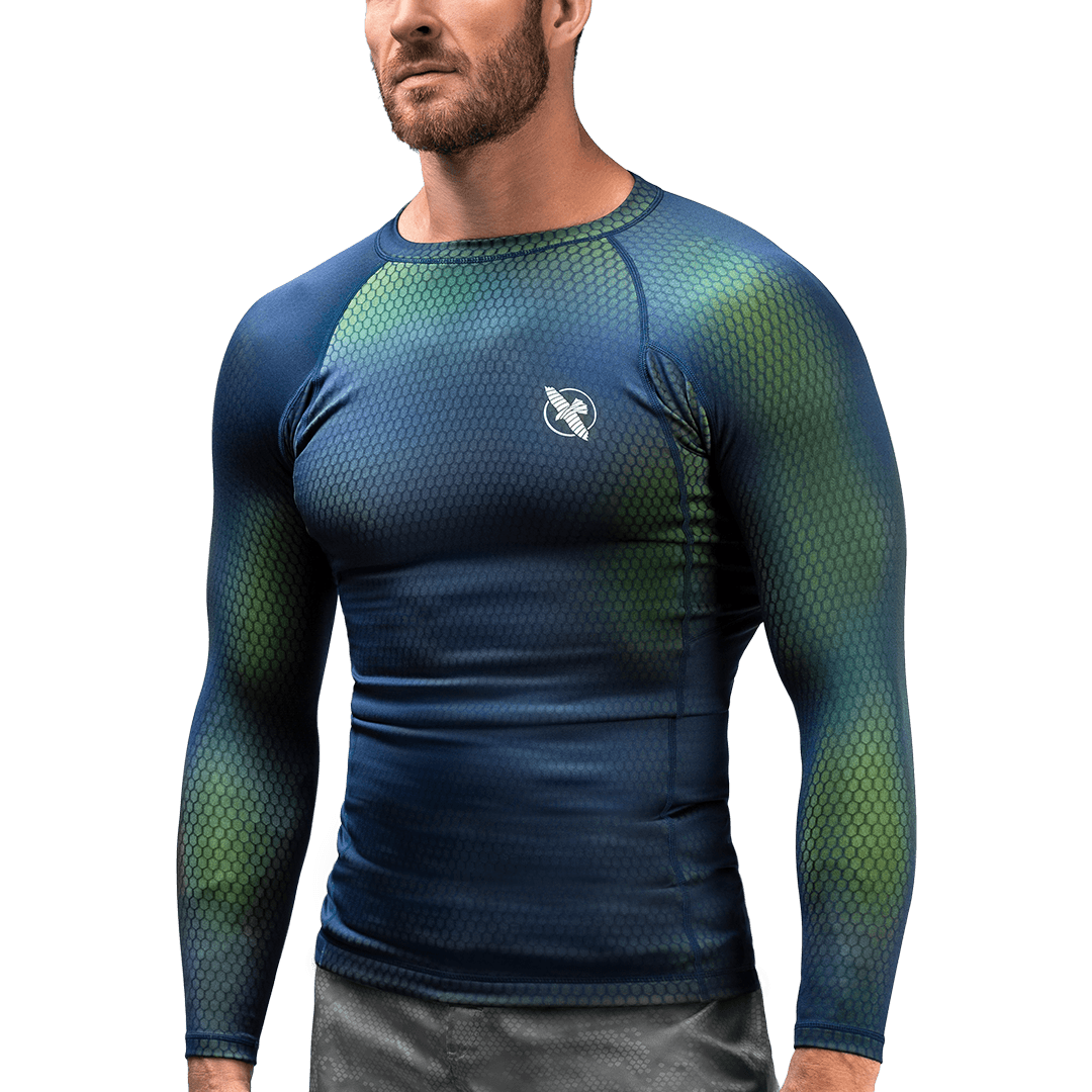 Vista frontale della rash guard Hayabusa Fusion blu e verde a maniche lunghe, tessuto cangiante per BJJ