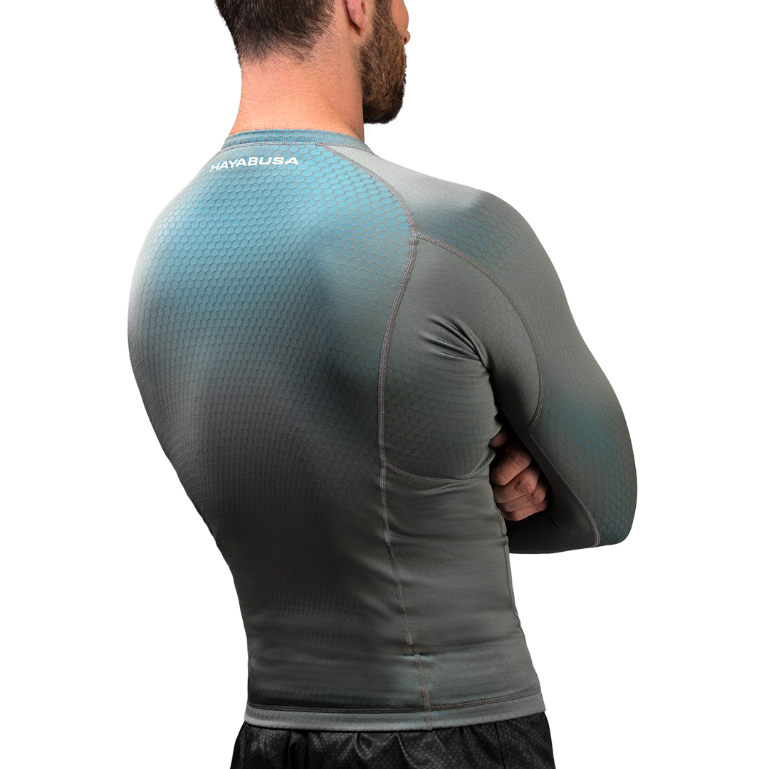Vista posteriore della rash guard Hayabusa Fusion grigio/azzurro, design aerodinamico per Jiu Jitsu