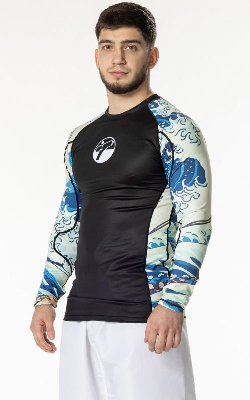 Vista frontal de la lycra negra Tokaido Tsunami con gráficos japoneses y logotipos sublimados