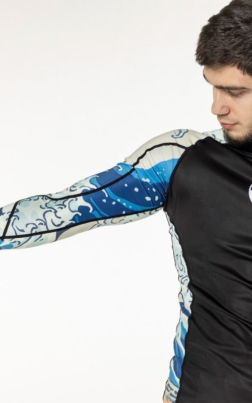 Estampado por sublimación en la lycra Tokaido, detalle del tejido técnico elástico en la manga