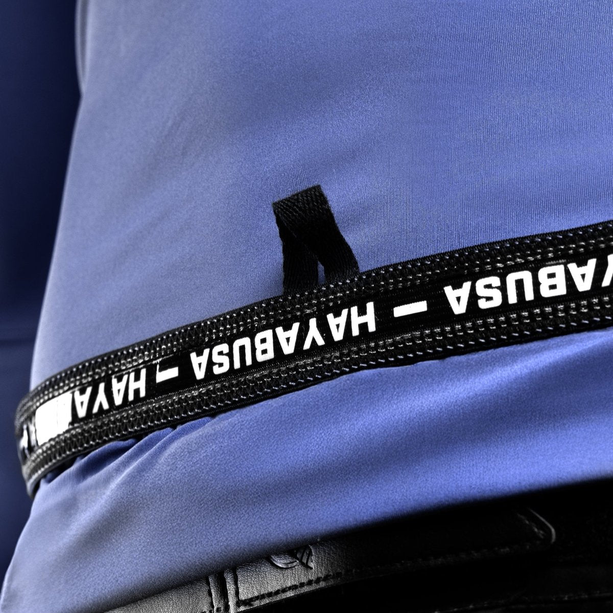 Detailní záběr na vnitřní potisk s pokyny pro péči a značkou na modré vyrážce