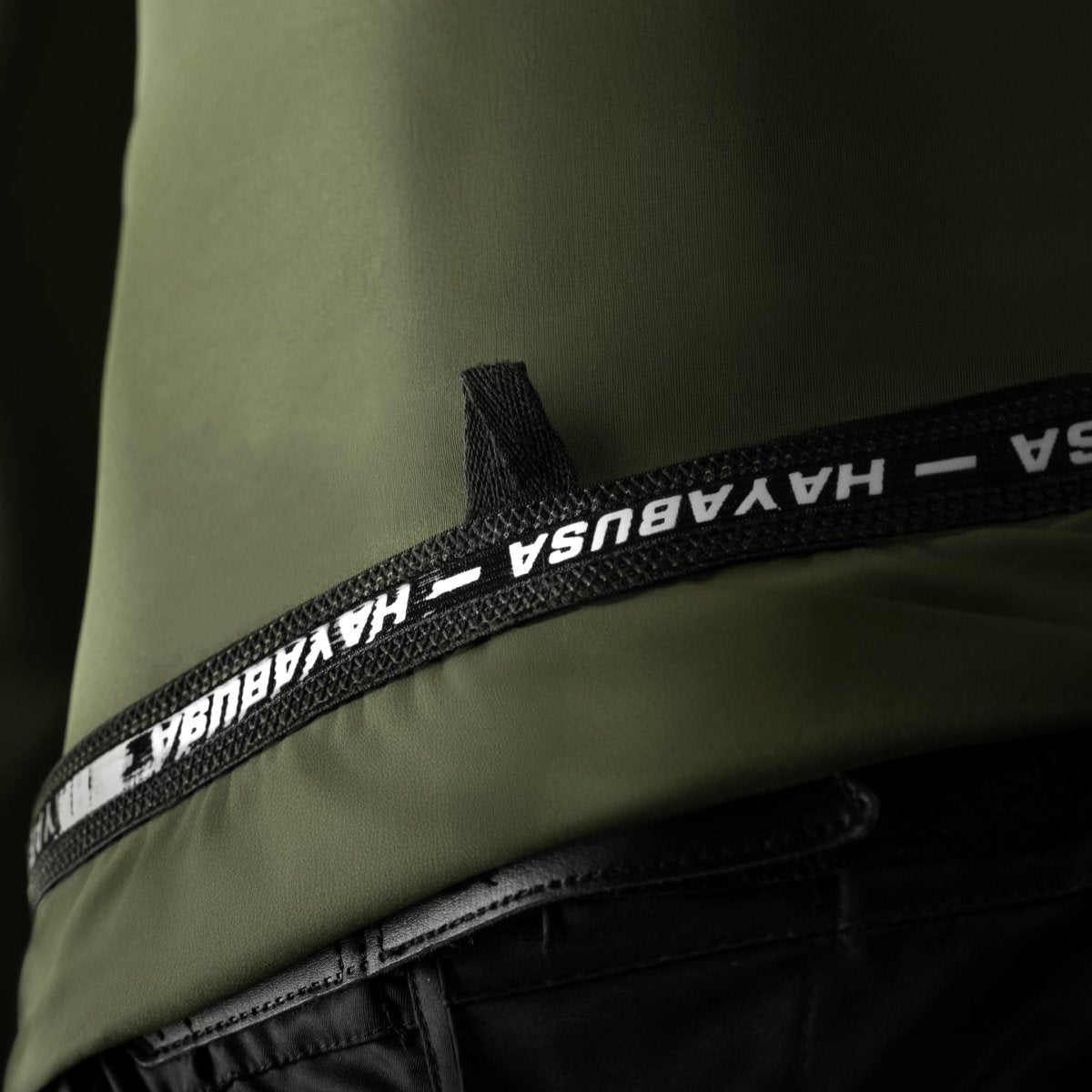 Detailní detail interních technických informací o zeleném rashguardu Hayabusa Core
