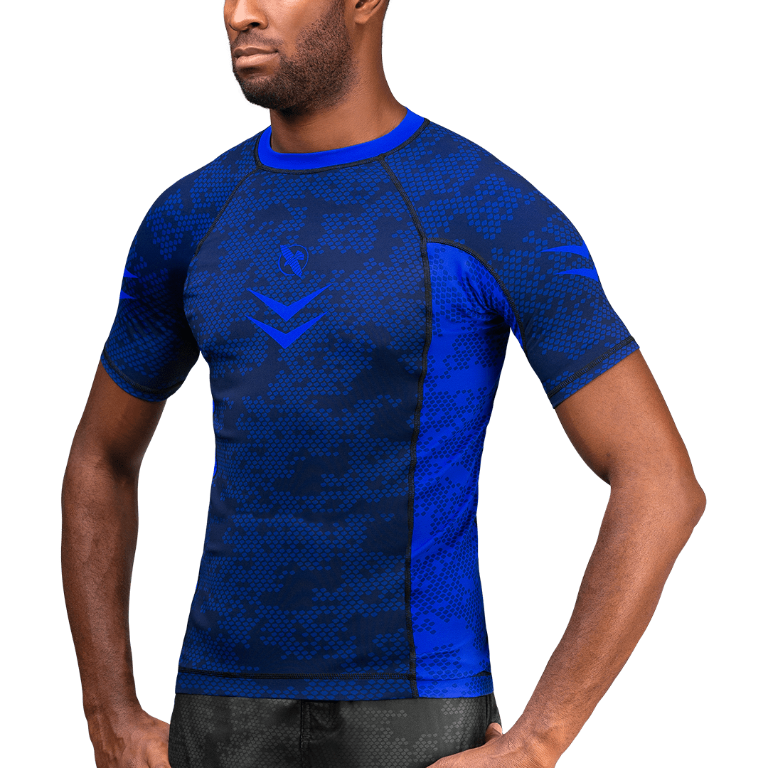 Vista frontal del Rashguard azul clasificado Hayabusa aprobado por la IBJJF