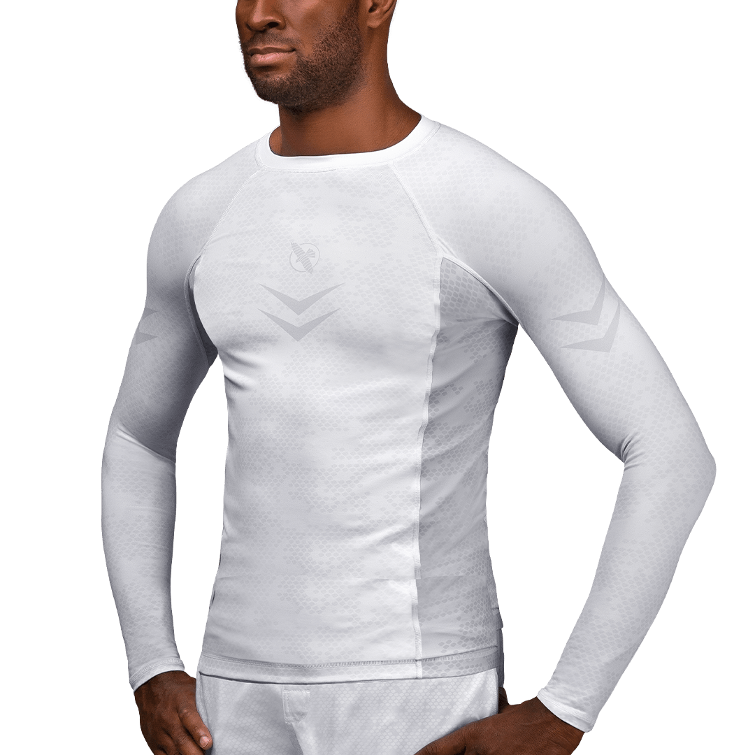 Vista frontal del Rashguard blanco de manga larga clasificado Hayabusa para cinturones blancos