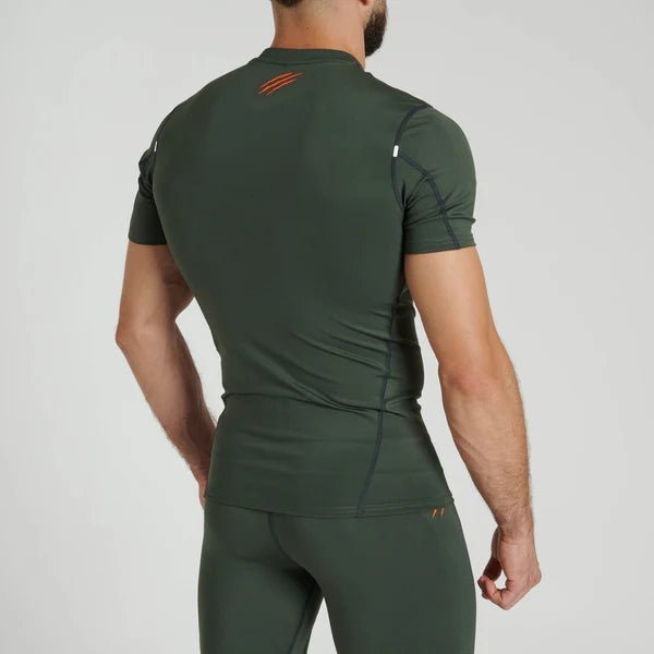 Vista trasera de la camiseta de entrenamiento verde Leone 1947 Primal Instinct