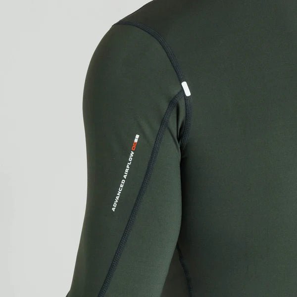 Technisches Detail des langen Ärmels des militärgrünen Rashguards Leone