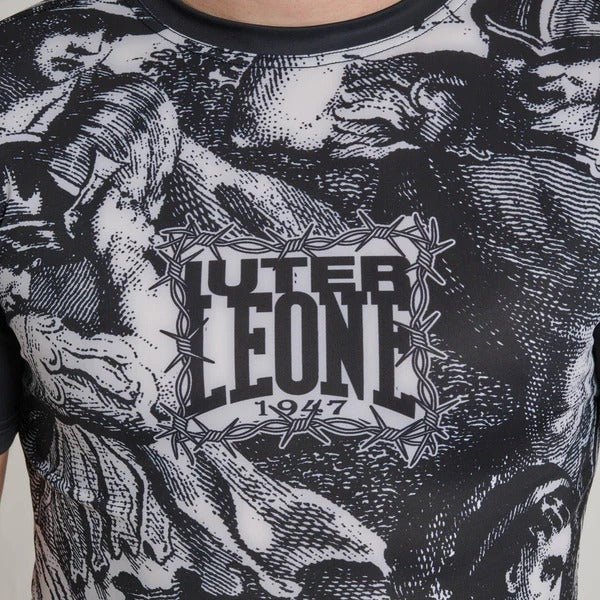 Nahaufnahme des zentralen LEONE x IUTER-Logos, umgeben von Stacheldrahtgrafiken