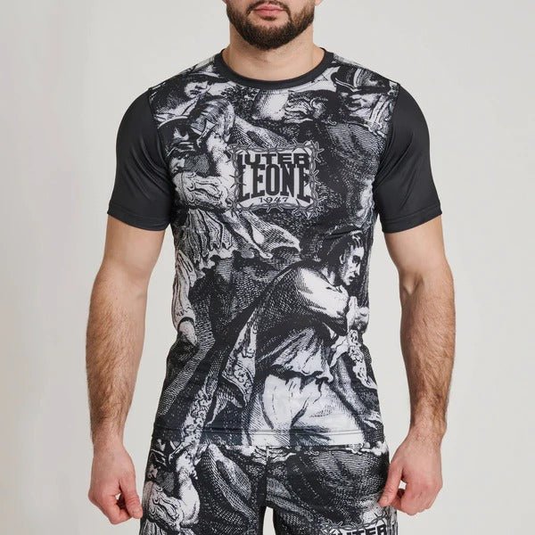 Vista frontal del alambre de púas Rashguard LEONE x IUTER en el modelo para entrenamiento y agarre de MMA