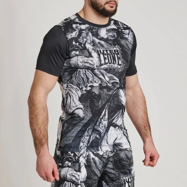 Schrägansicht des LEONE x IUTER Kompressions-Rashguards mit kontrastierenden schwarzen Ärmeln