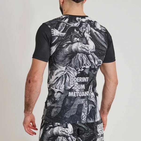 Rückansicht des LEONE x IUTER Rashguards mit der lateinischen Schrift Oderint Dum Metuant