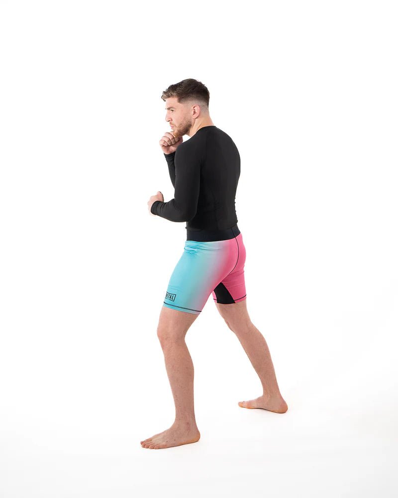 Detalhe das inserções respiráveis nas laterais e costuras planas do rashguard Miami Vibe