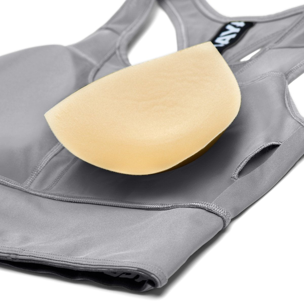 Primer plano de las copas acolchadas removibles del sujetador deportivo gris, textura de malla