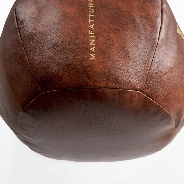 Vista inferior da bolsa marrom em formato de pêra Leone 1947 que destaca a estrutura artesanal Made in Italy