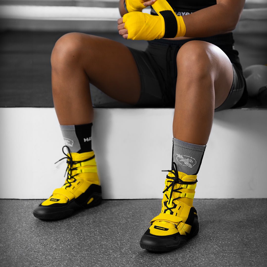 Boxeador en acción con zapatos de boxeo amarillos Hayabusa Strike