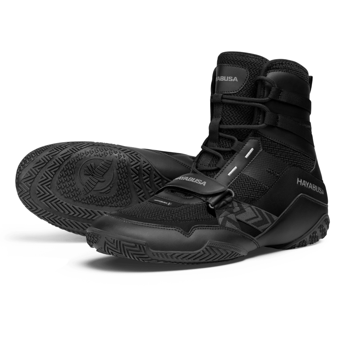 Par de zapatillas de boxeo Hayabusa Strike negras con un diseño clásico y profesional.