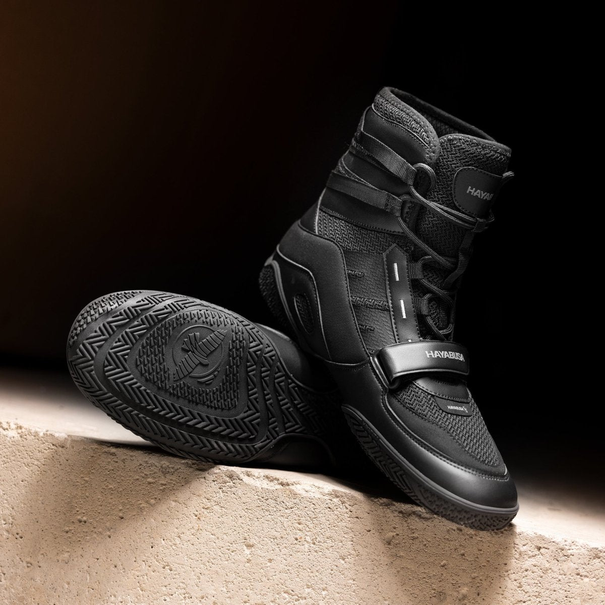 Detalle de zapatos de boxeo negros Hayabusa Strike descansando