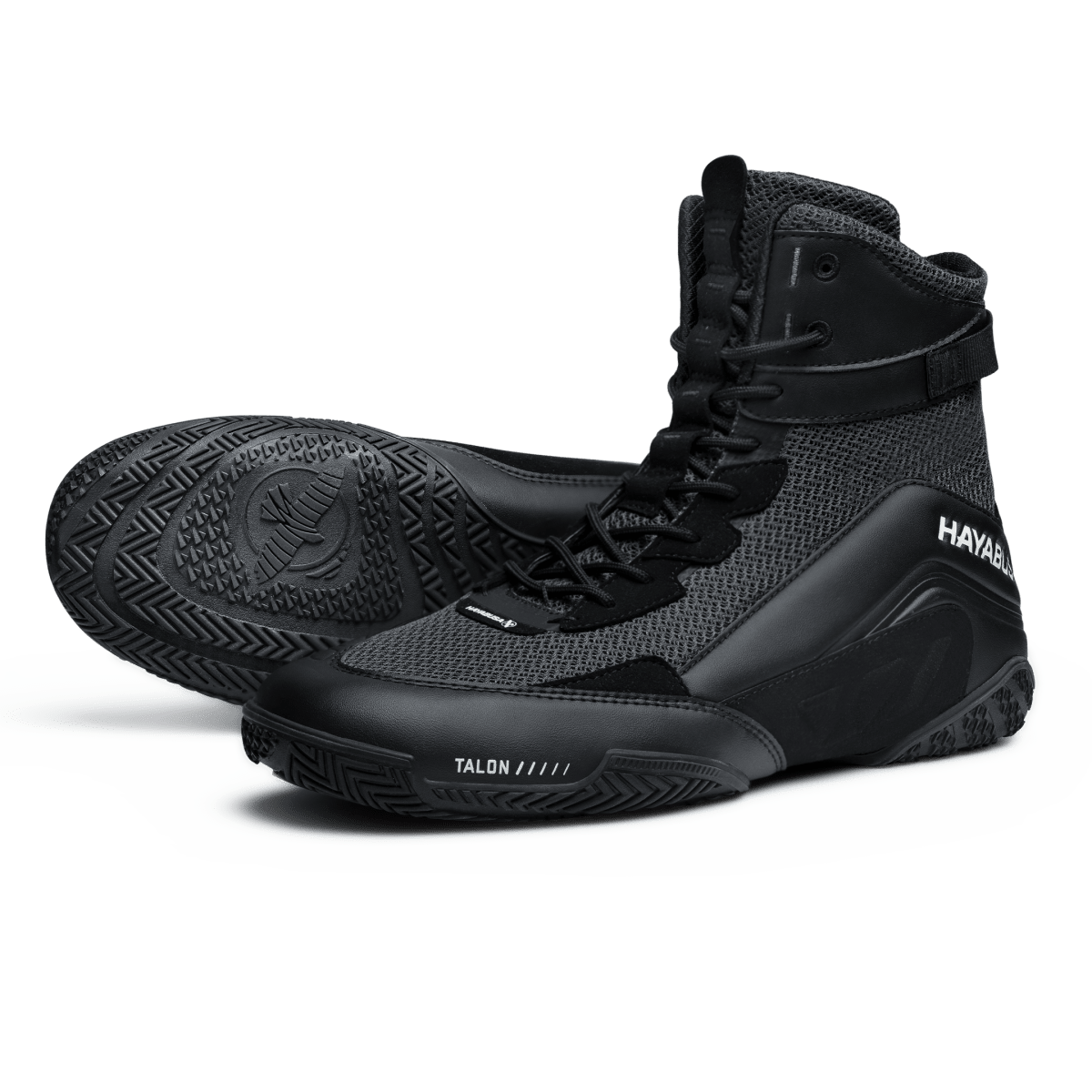 Total schwarze Hayabusa Talon Boxschuhe von vorne im Vordergrund gesehen