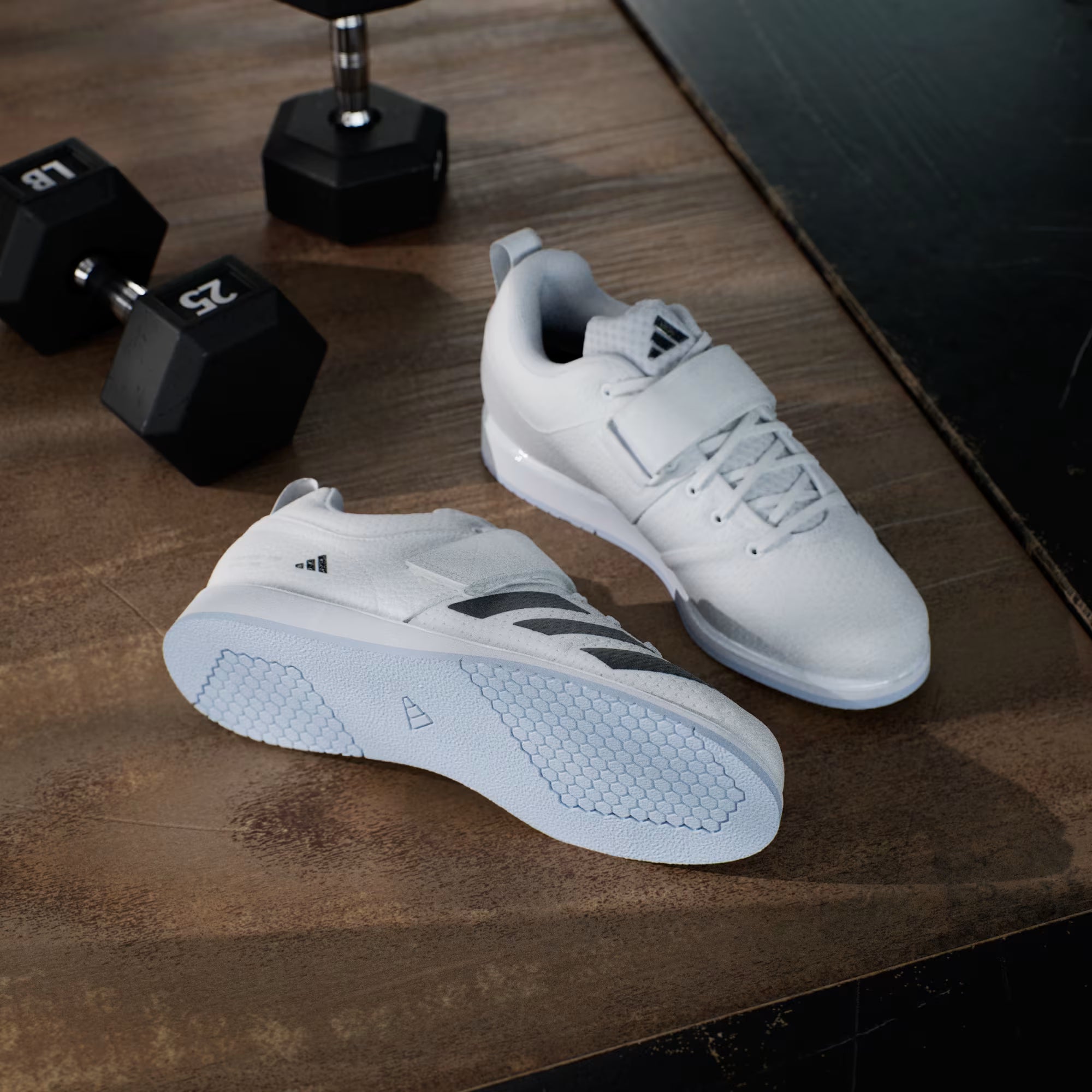 Paio di scarpe Powerlift 5 bianche, vista della suola piatta ad alto grip