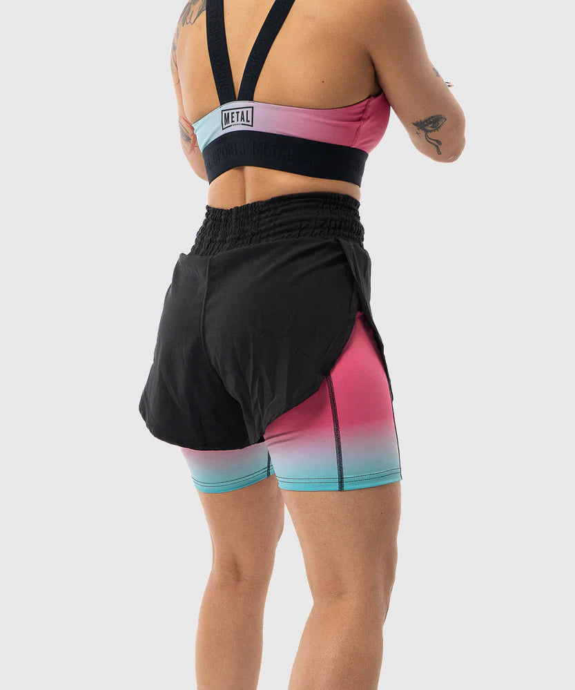 Vista retro dei pantaloncini sportivi donna Metal Sports ideali per running e palestra.
