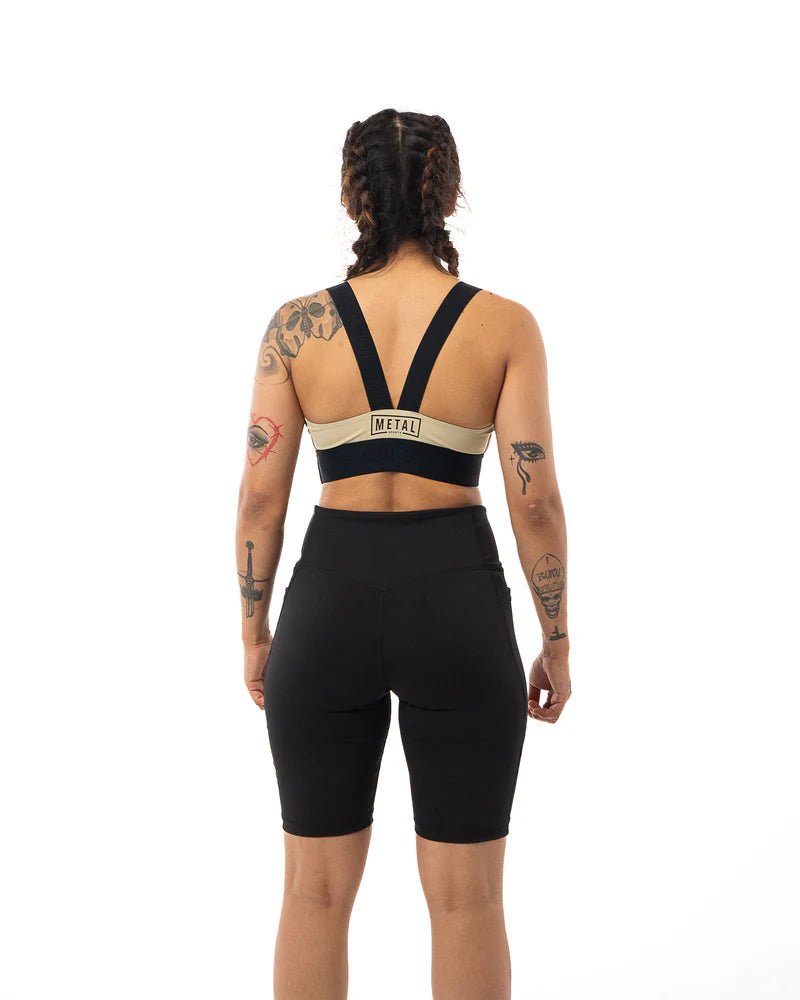 Vista trasera pantalón corto de compresión mujer Metal Boxing, ajuste ergonómico y sujeción muscular
