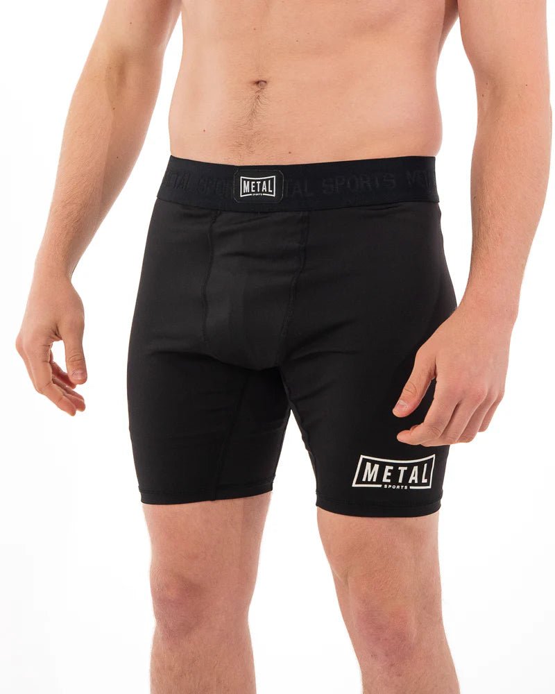 Vista frontal pantalón corto de compresión para hombre Metal Boxing negro con bolsillo exterior