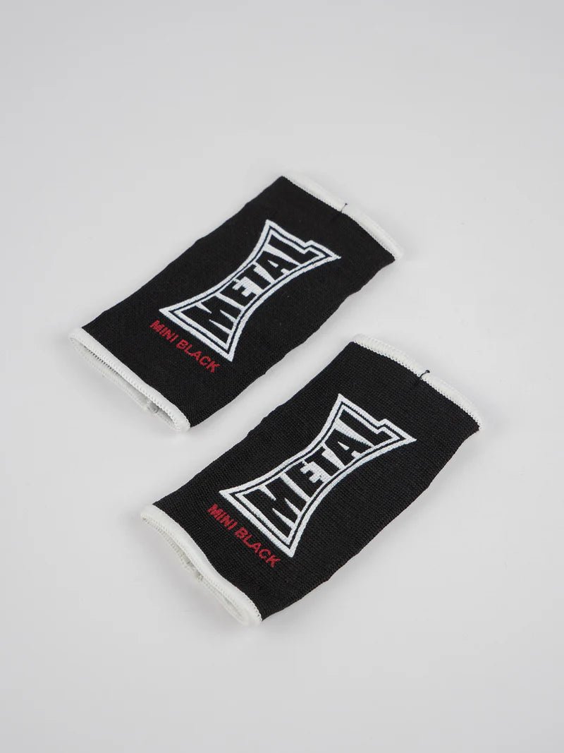 Par de luvas de meio dedo de boxe de metal preto deitado, detalhe do tecido elástico para crianças