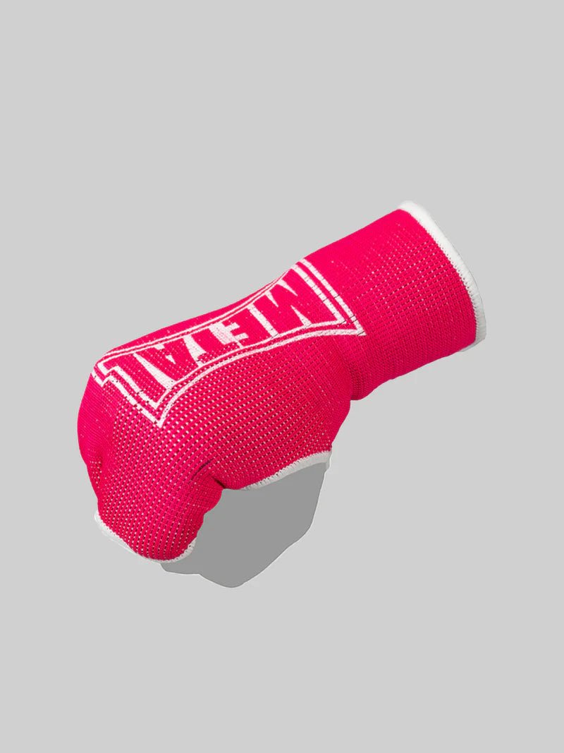 Luva de meio dedo Pink Metal Boxe usada no manequim, vista do ajuste de algodão