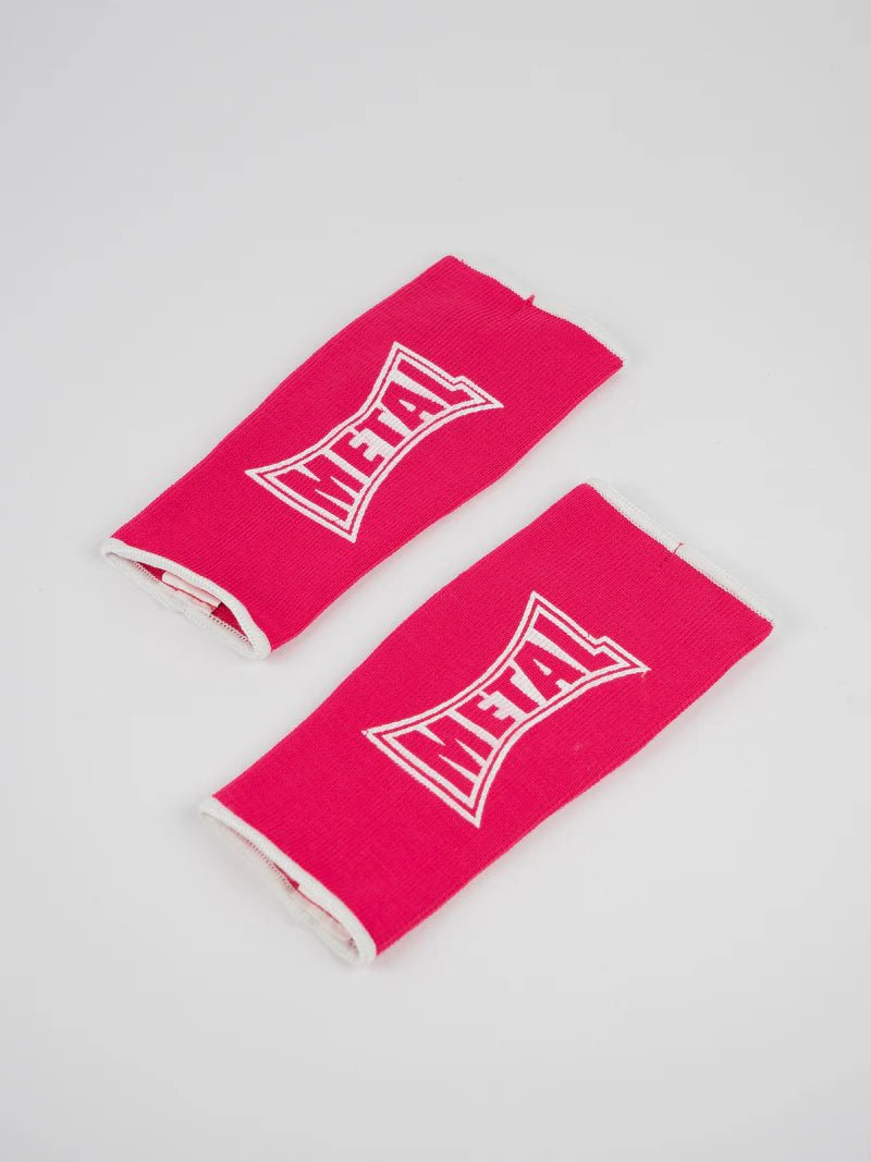 Par de luvas de meio dedo Metal Boxe rosa dispostas, detalhe do tecido elástico