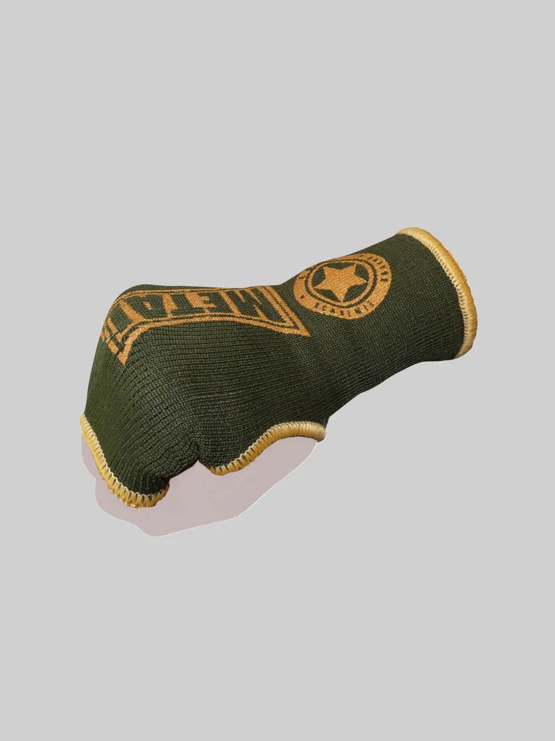 Luva de meio dedo Metal Boxe verde militar usada em manequim, vista do ajuste de algodão