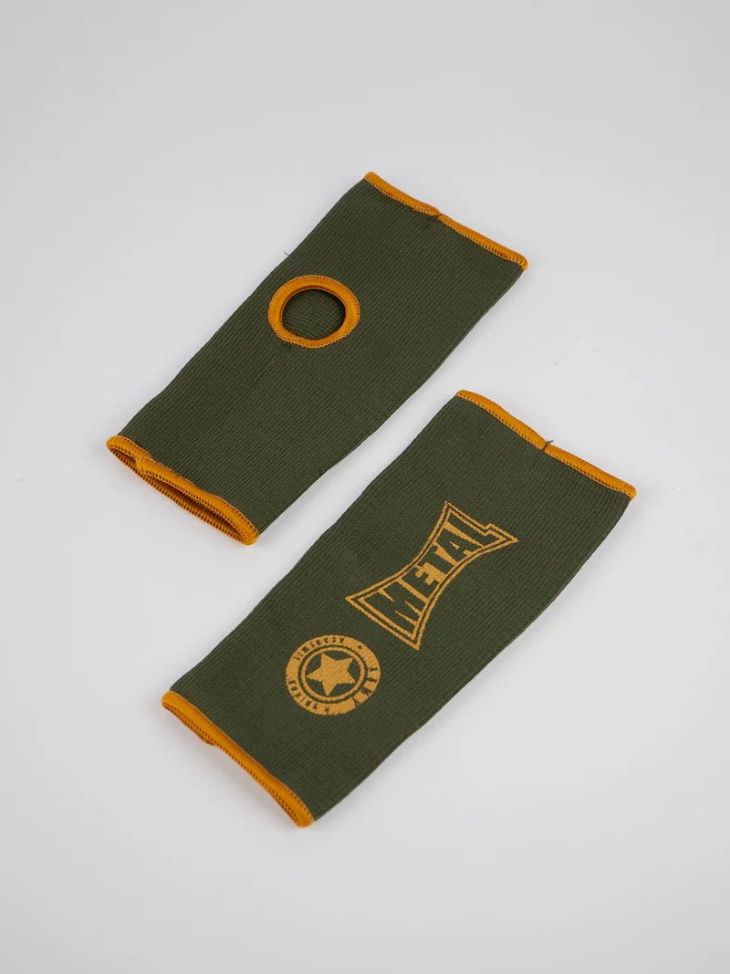 Par de luvas de meio dedo Metal Boxe verde militar deitadas, detalhe do tecido elástico
