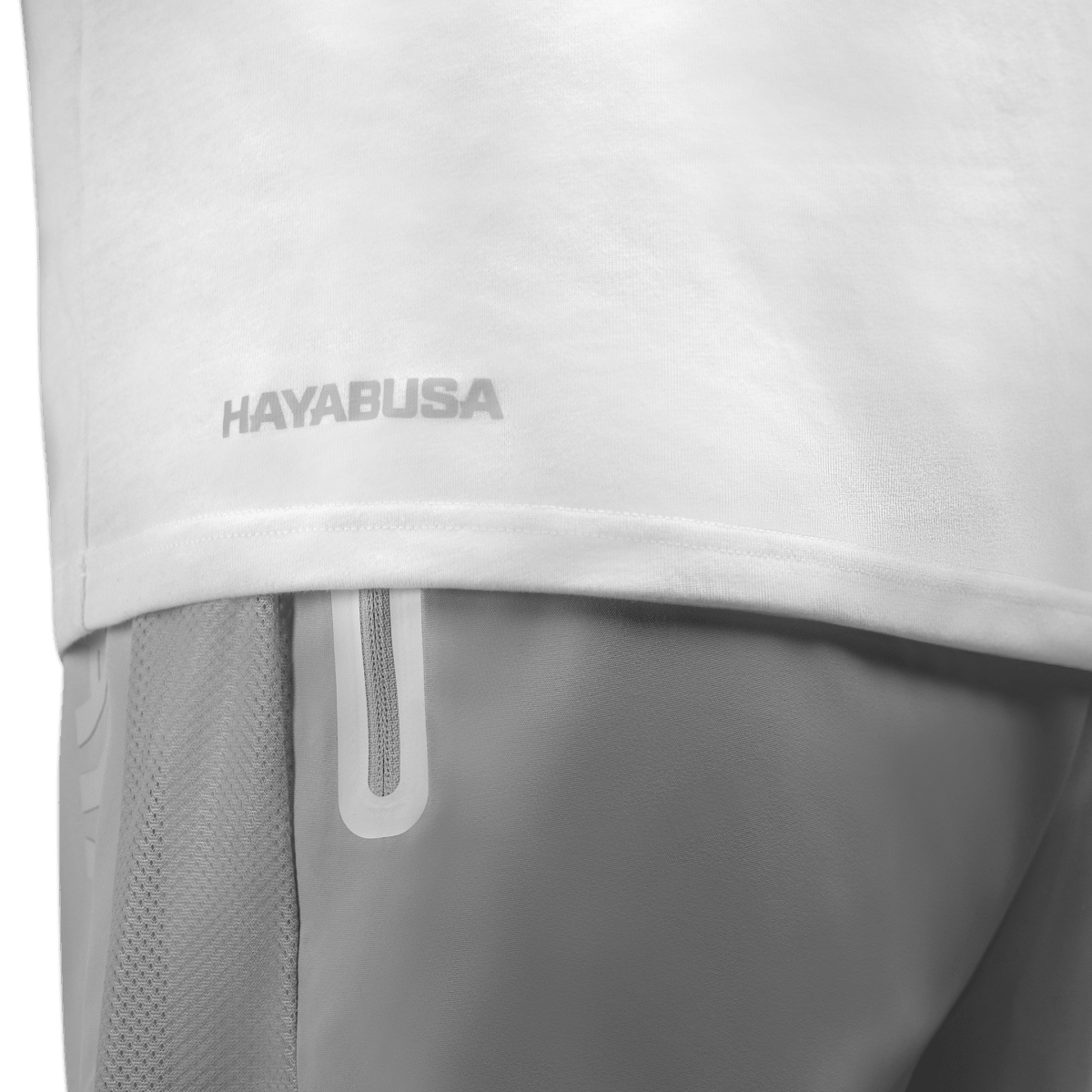 Seitenansicht des weißen Hayabusa Essential T-Shirts, Detail des niedrigen Saumabschlusses