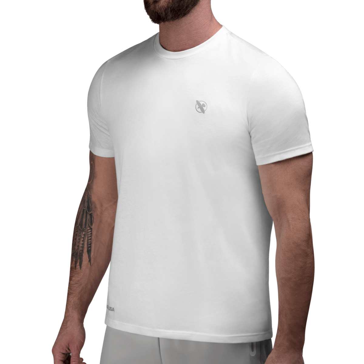 Vorderansicht des weißen Hayabusa Essential T-Shirts mit minimalistischem Logo auf der Brust