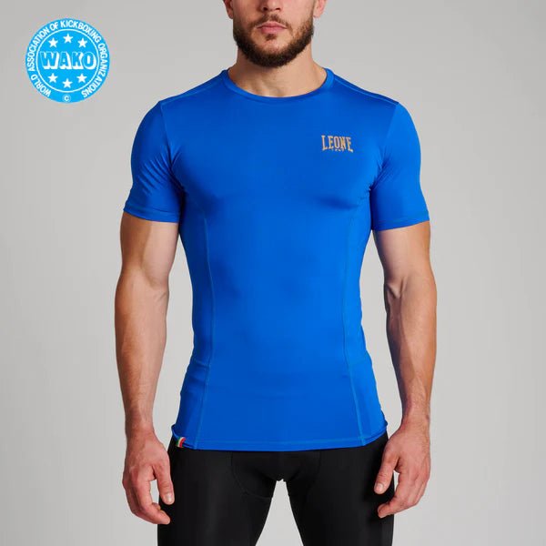 Vista frontal de la camiseta de compresión azul Leone 1947 homologada WAKO