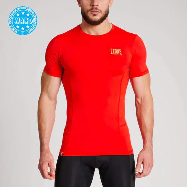 Vista frontal de la camiseta de compresión roja Leone 1947 para competiciones oficiales
