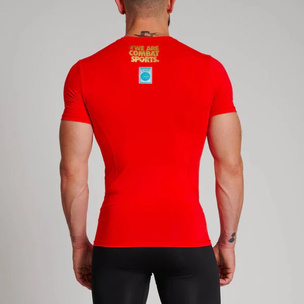 Vista trasera de la camiseta técnica roja del Leone que muestra el ajuste ceñido.