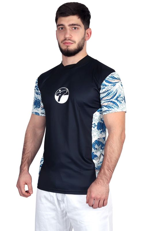 Vista frontal da camiseta técnica preta Tokaido Tsunami com gráficos de sublimação japonesa